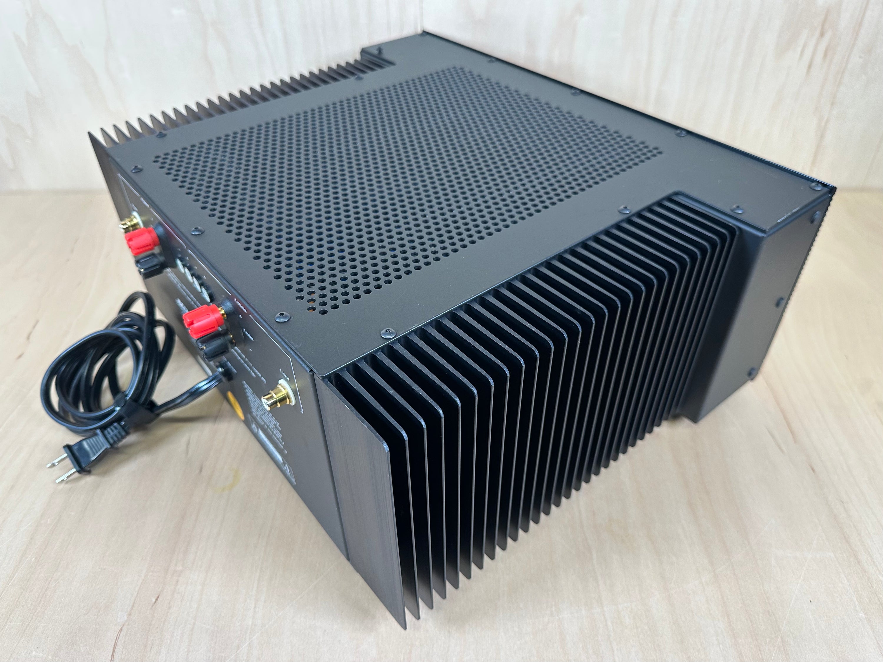 ADCOM GFA 5500 Power Amplifier