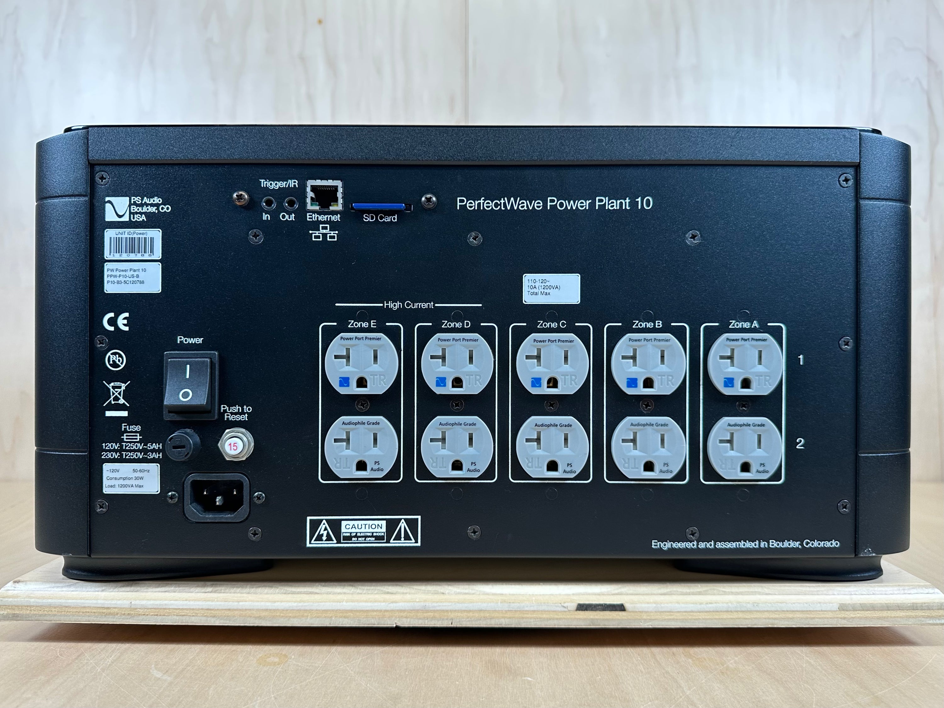 PS Audio PerfectWave Power Plant 10 w/Remote & 2M PW AC-12 Power Cable