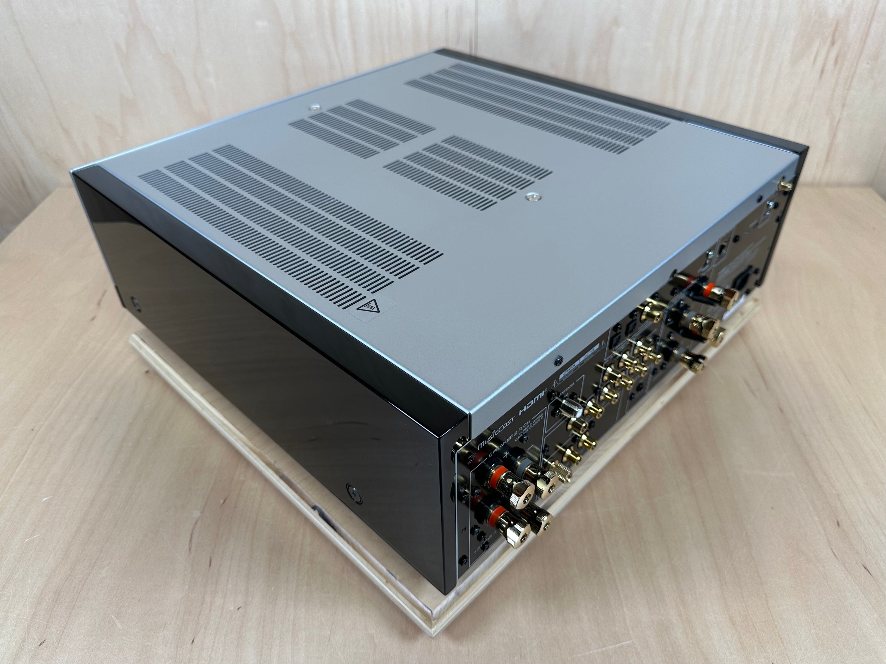 Yamaha R-N2000A Receiver