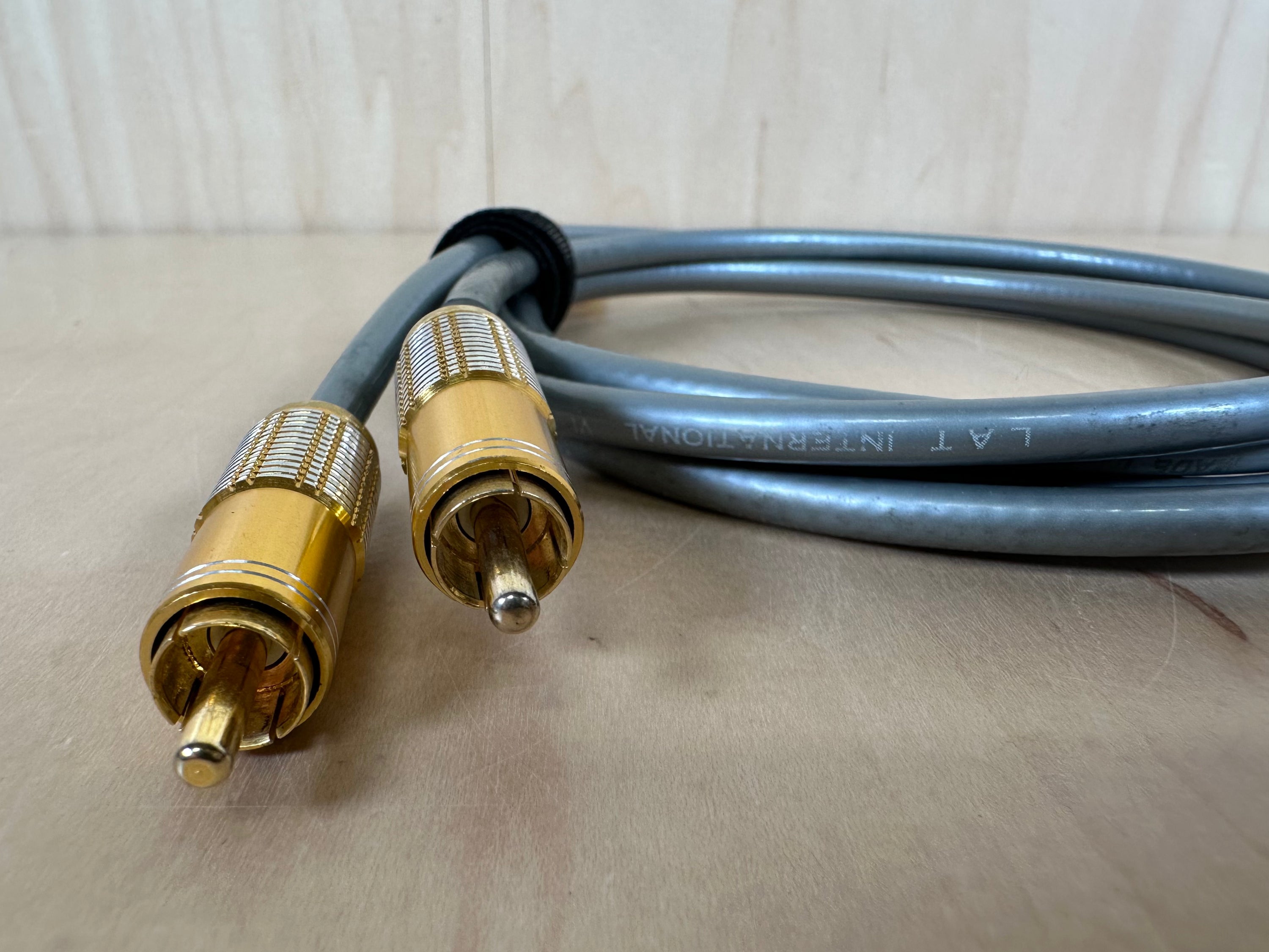 LAT International V1-6 Silver Screen RCA Interconnects 1 meter