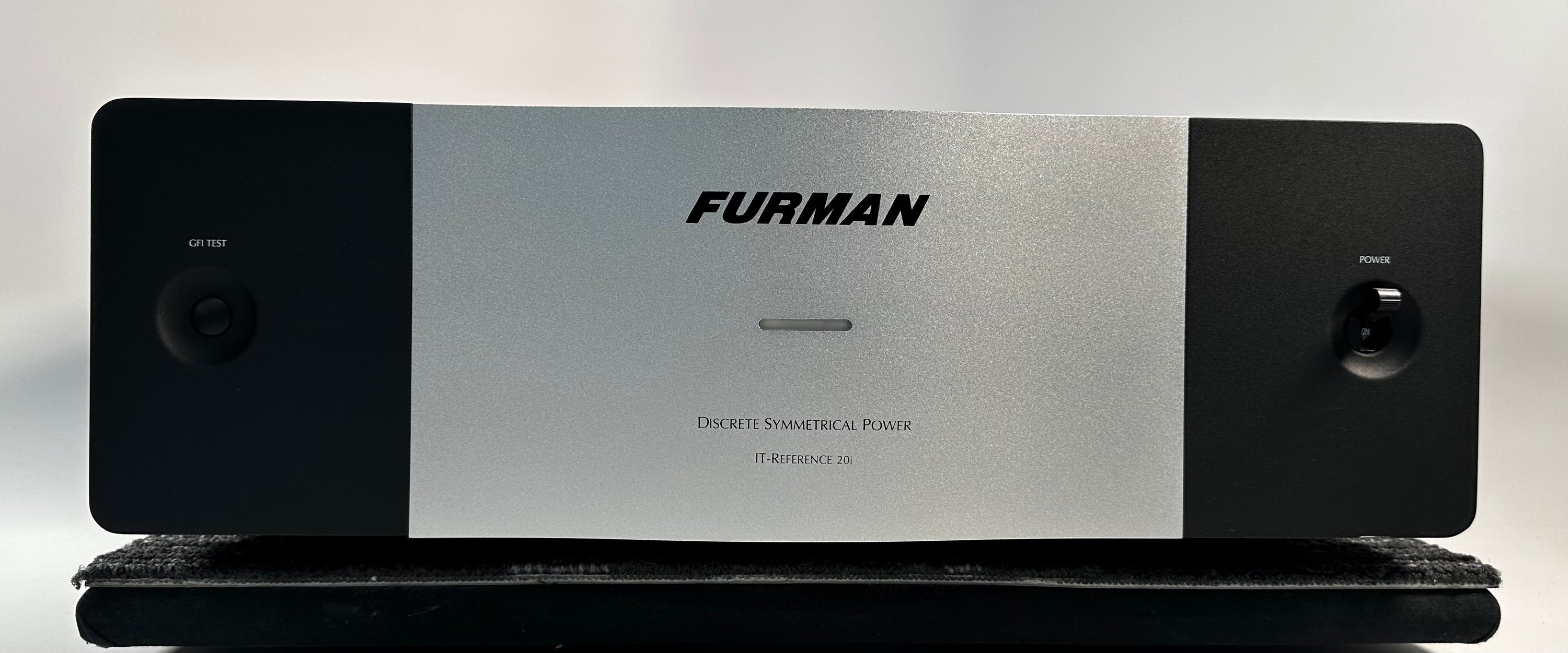 Furman IT-REFERENCE 20i Discrete Symmetrical AC Power Conditioner (20A, 120 VAC) w/Factory Box