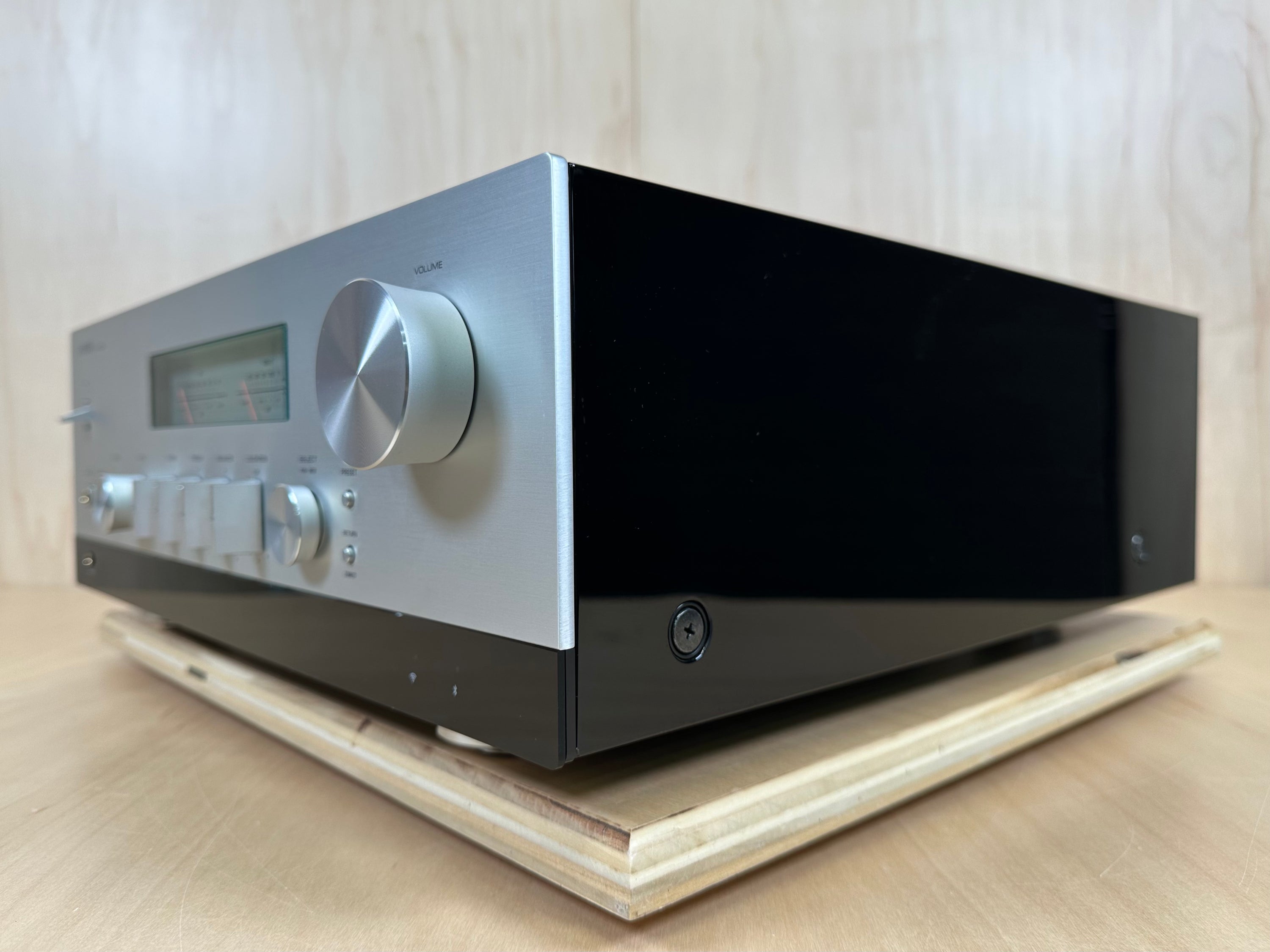 Yamaha R-N2000A Receiver