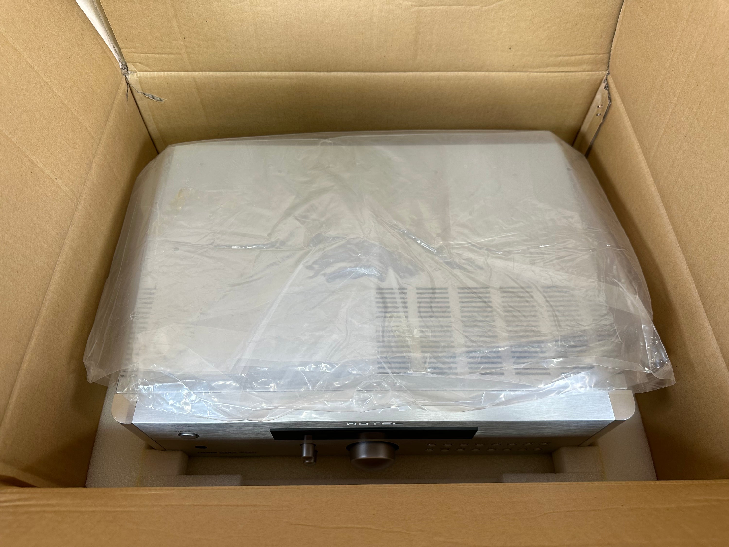 Rotel RSP-1570 Preamplifier Surround Sound Processor w/Remote and Box