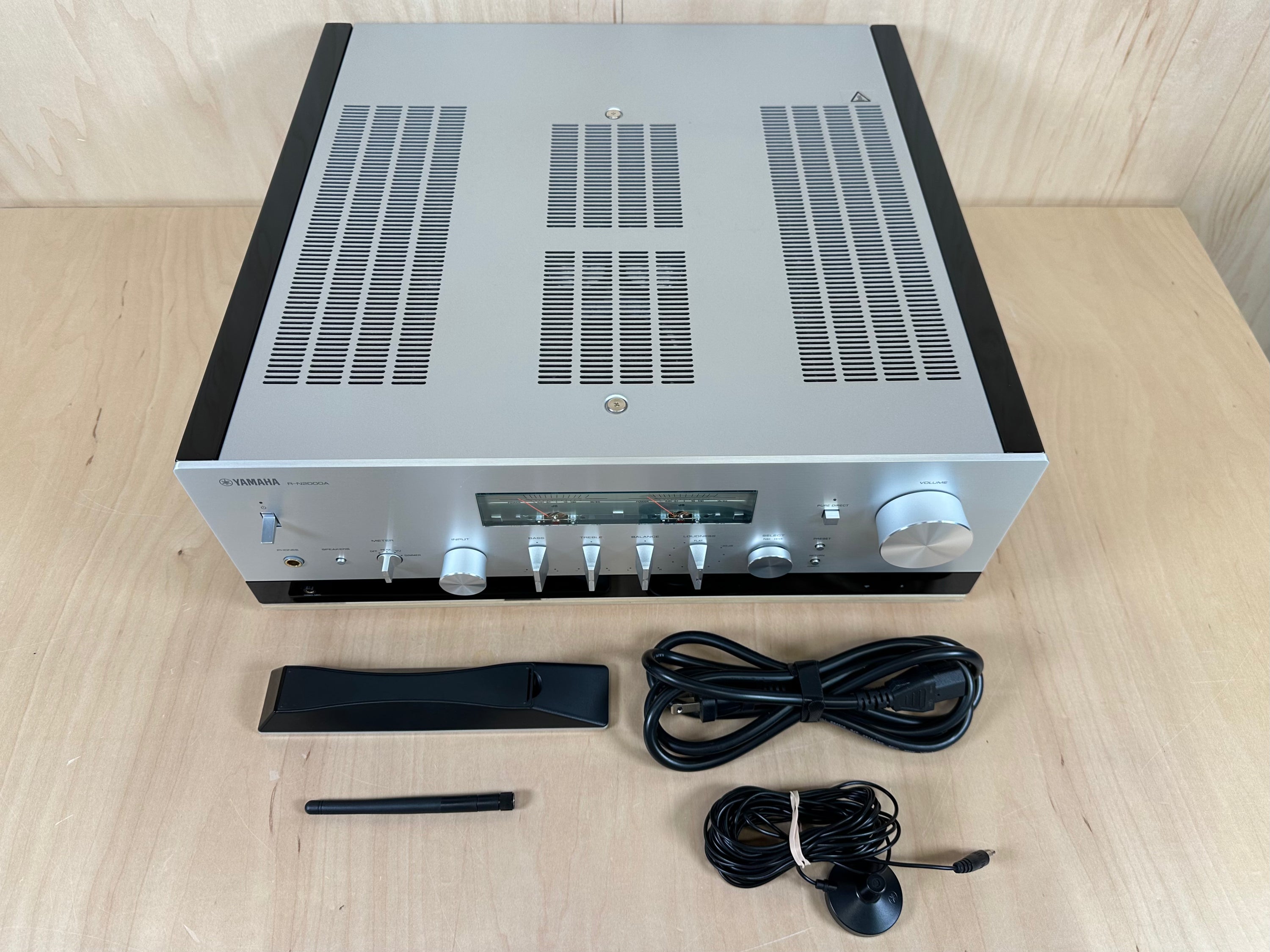 Yamaha R-N2000A Receiver