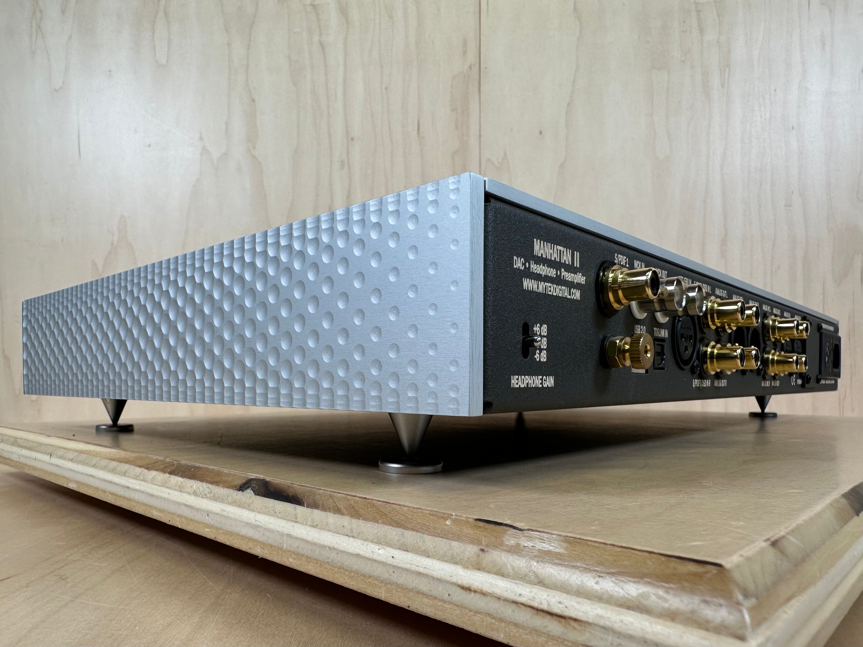MYTEK Manhattan II DAC - Preamplifier - Headphone amp w/New LED Display