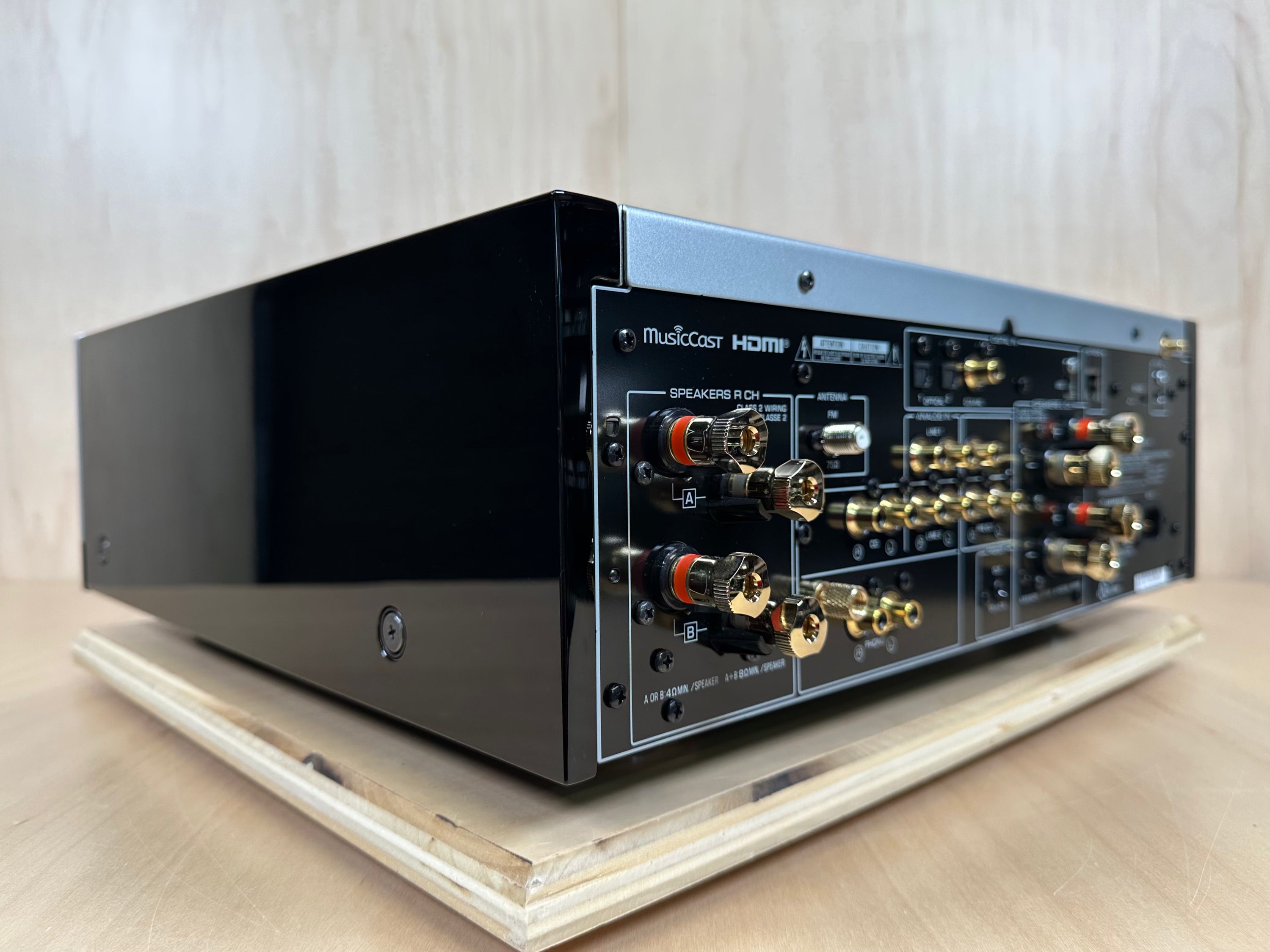 Yamaha R-N2000A Receiver