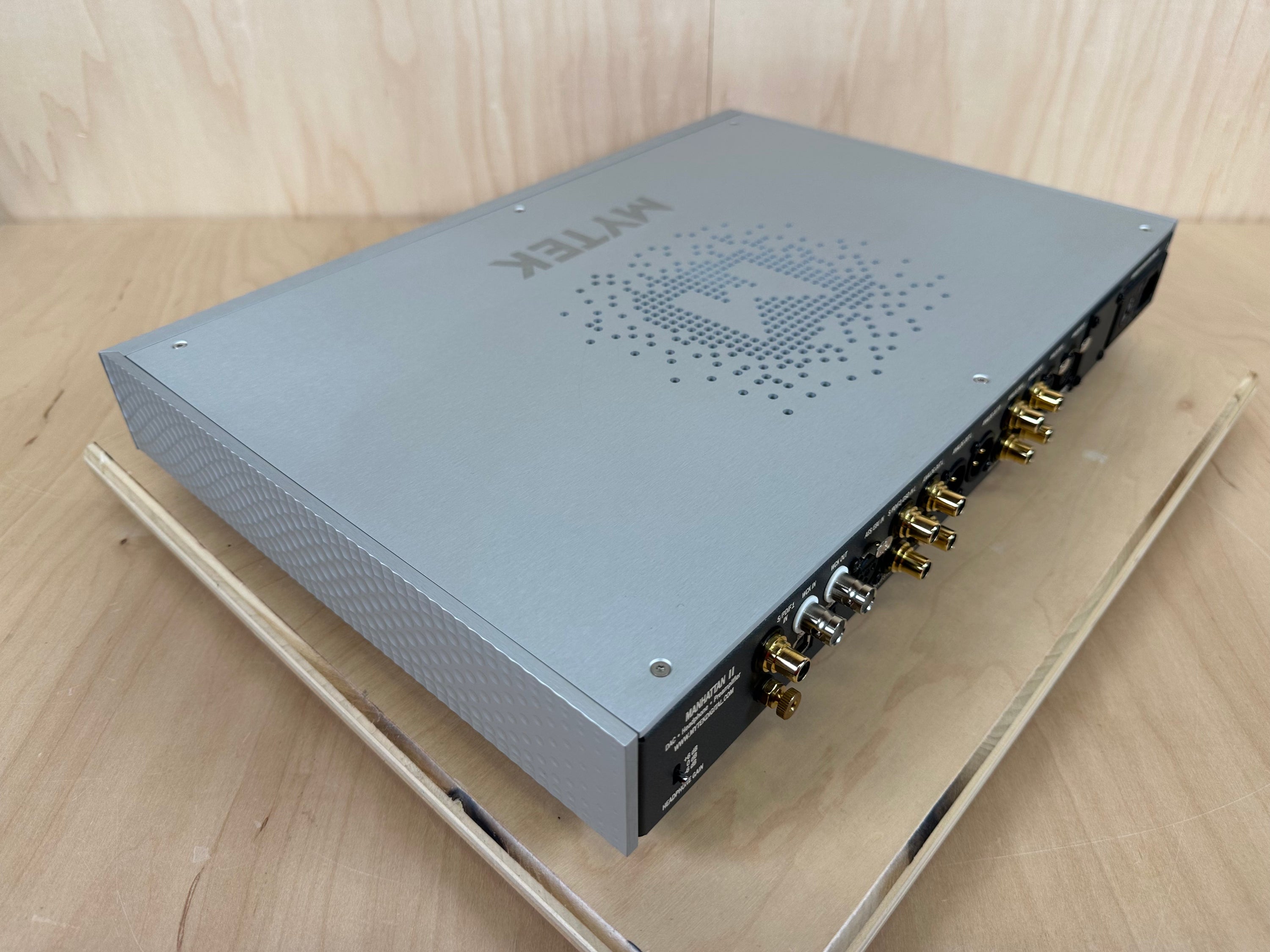 MYTEK Manhattan II DAC - Preamplifier - Headphone amp w/New LED Display