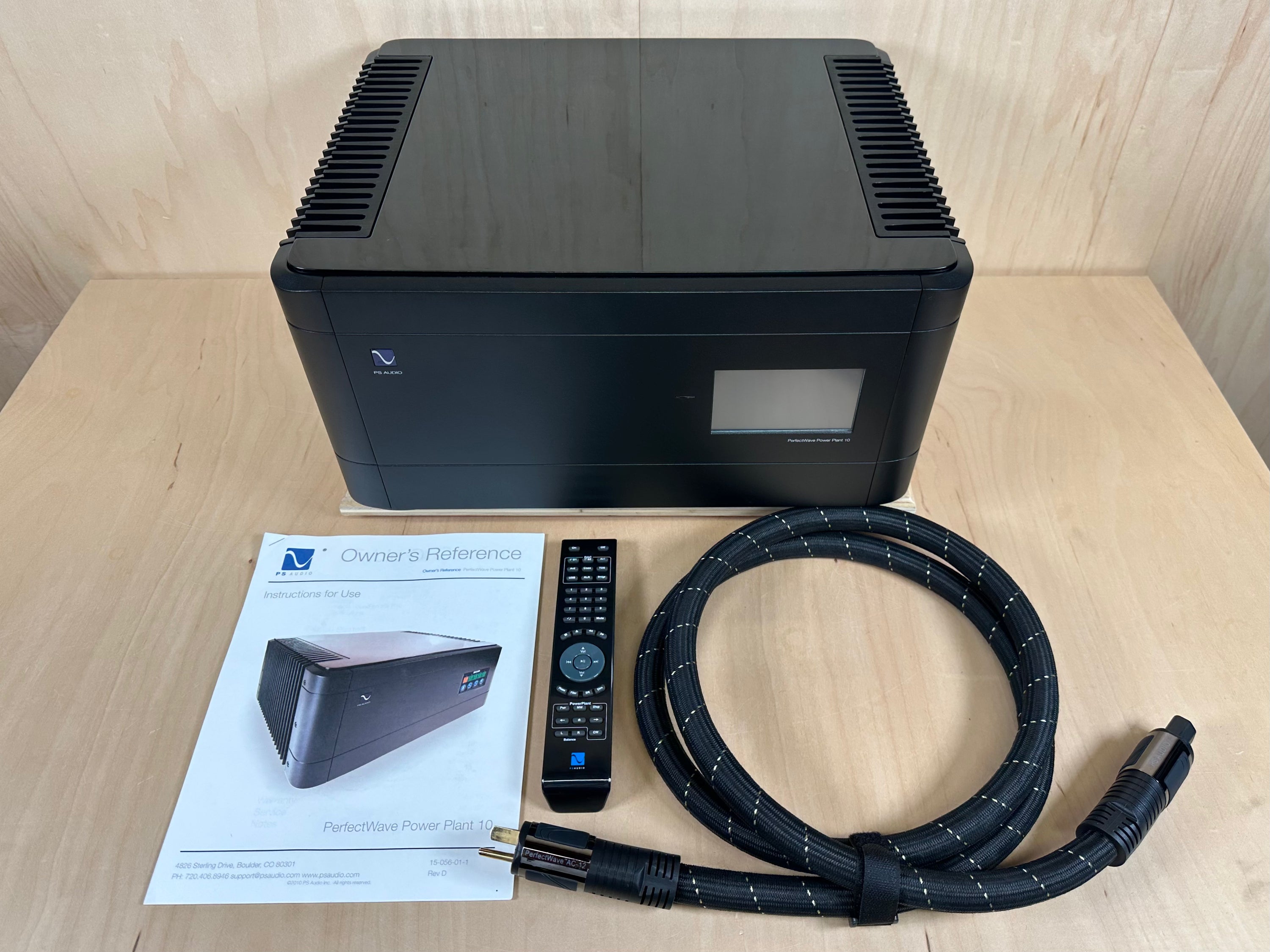 PS Audio PerfectWave Power Plant 10 w/Remote & 2M PW AC-12 Power Cable