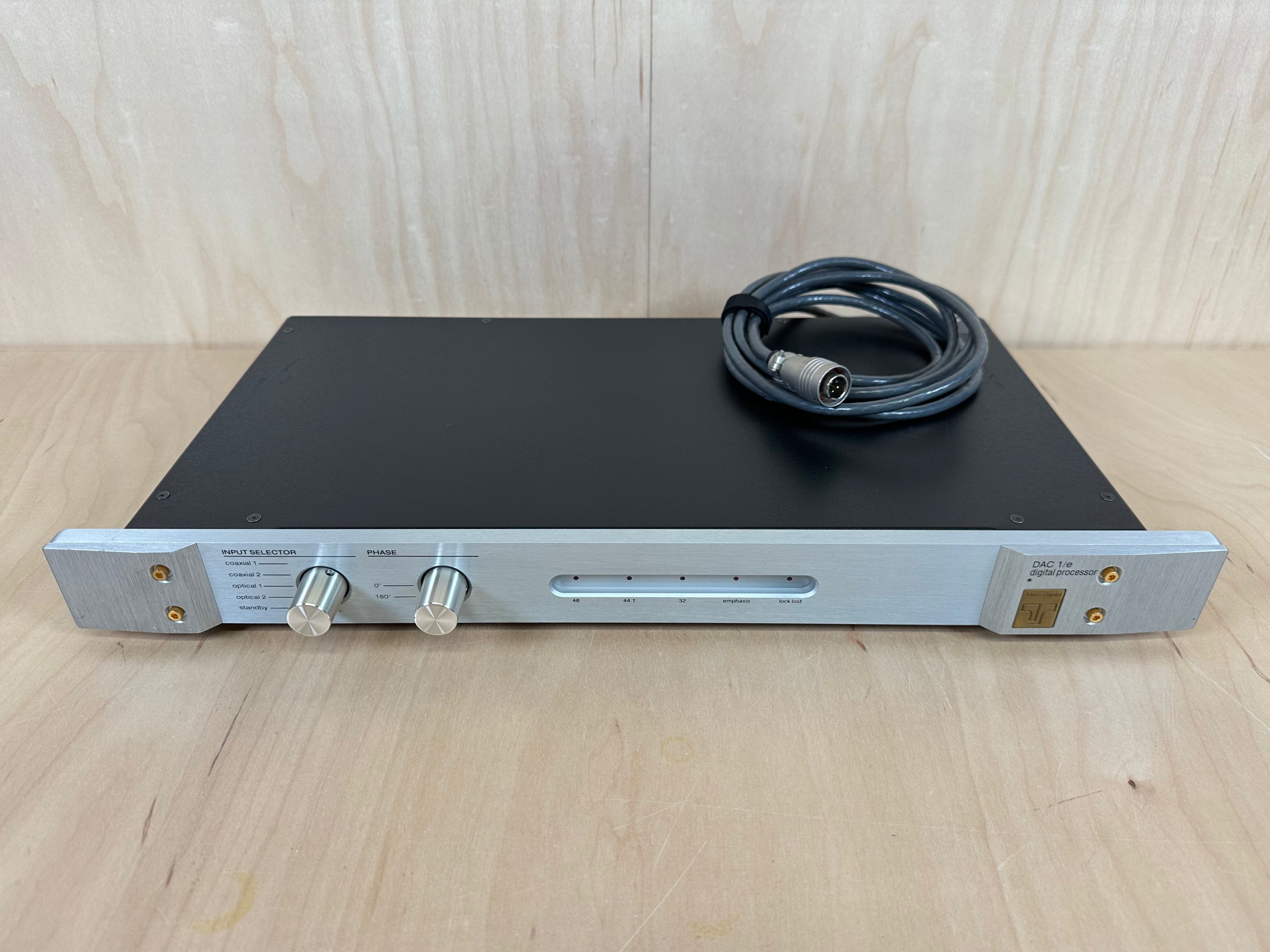 Threshold DAC 1/e Digital Processor DAC Silver w/Power Supply