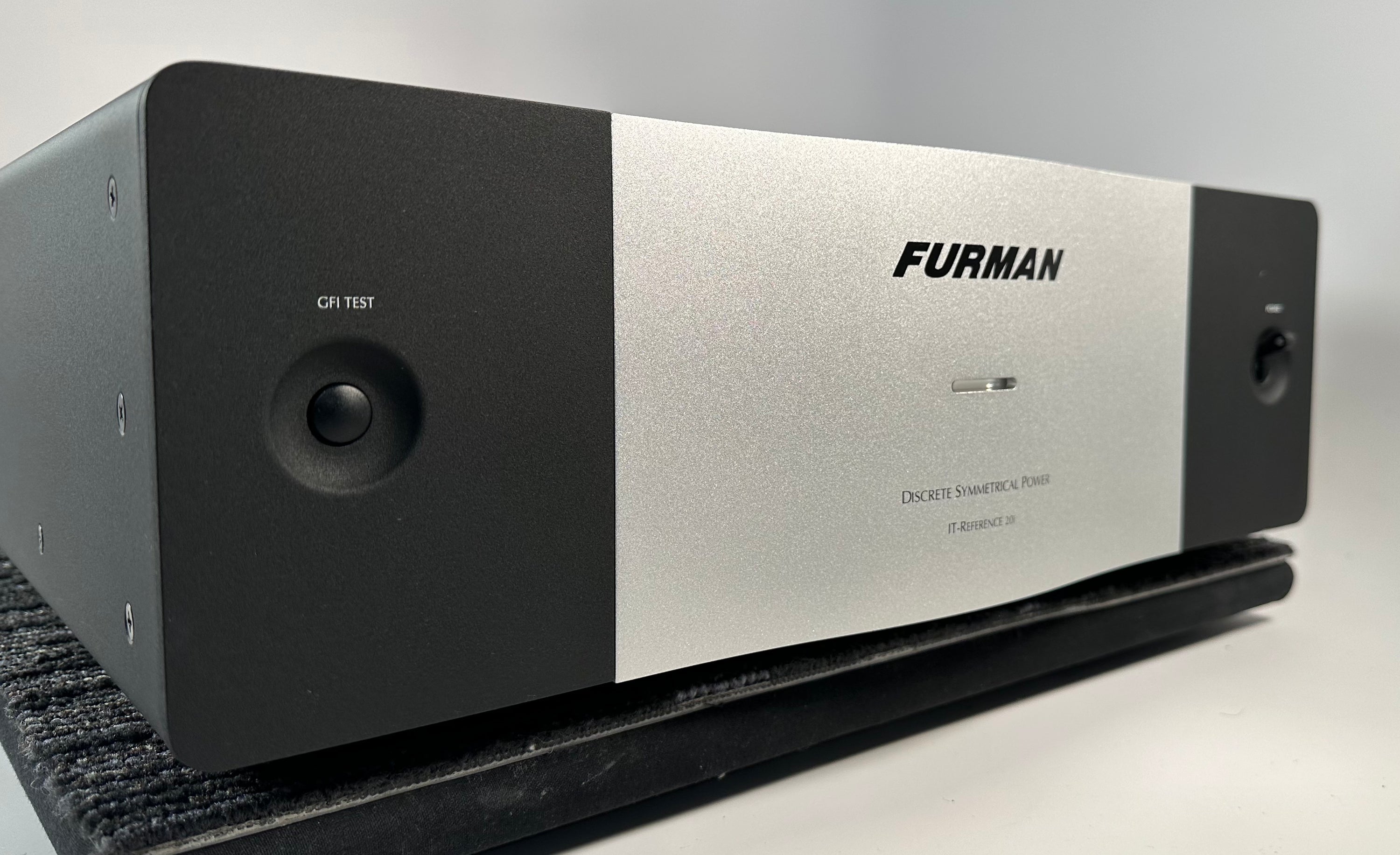 Furman IT-REFERENCE 20i Discrete Symmetrical AC Power Conditioner (20A, 120 VAC) w/Factory Box