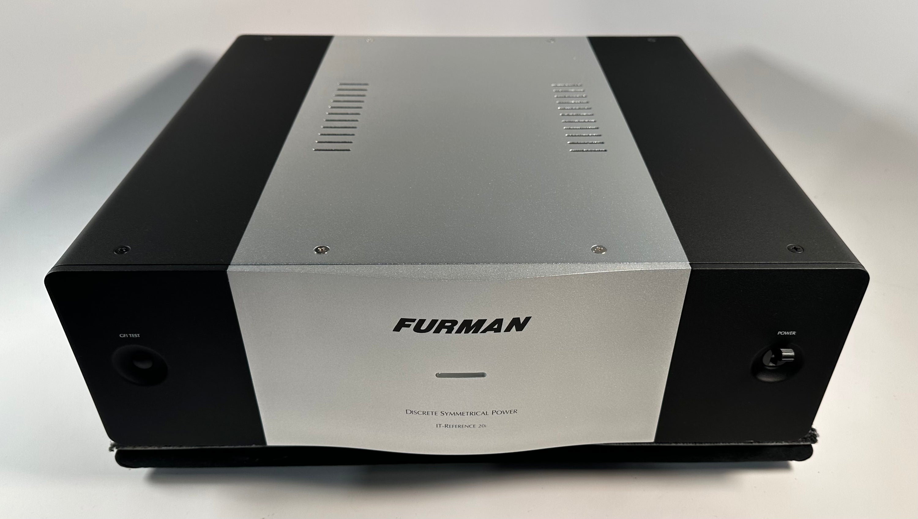 Furman IT-REFERENCE 20i Discrete Symmetrical AC Power Conditioner (20A, 120 VAC) w/Factory Box