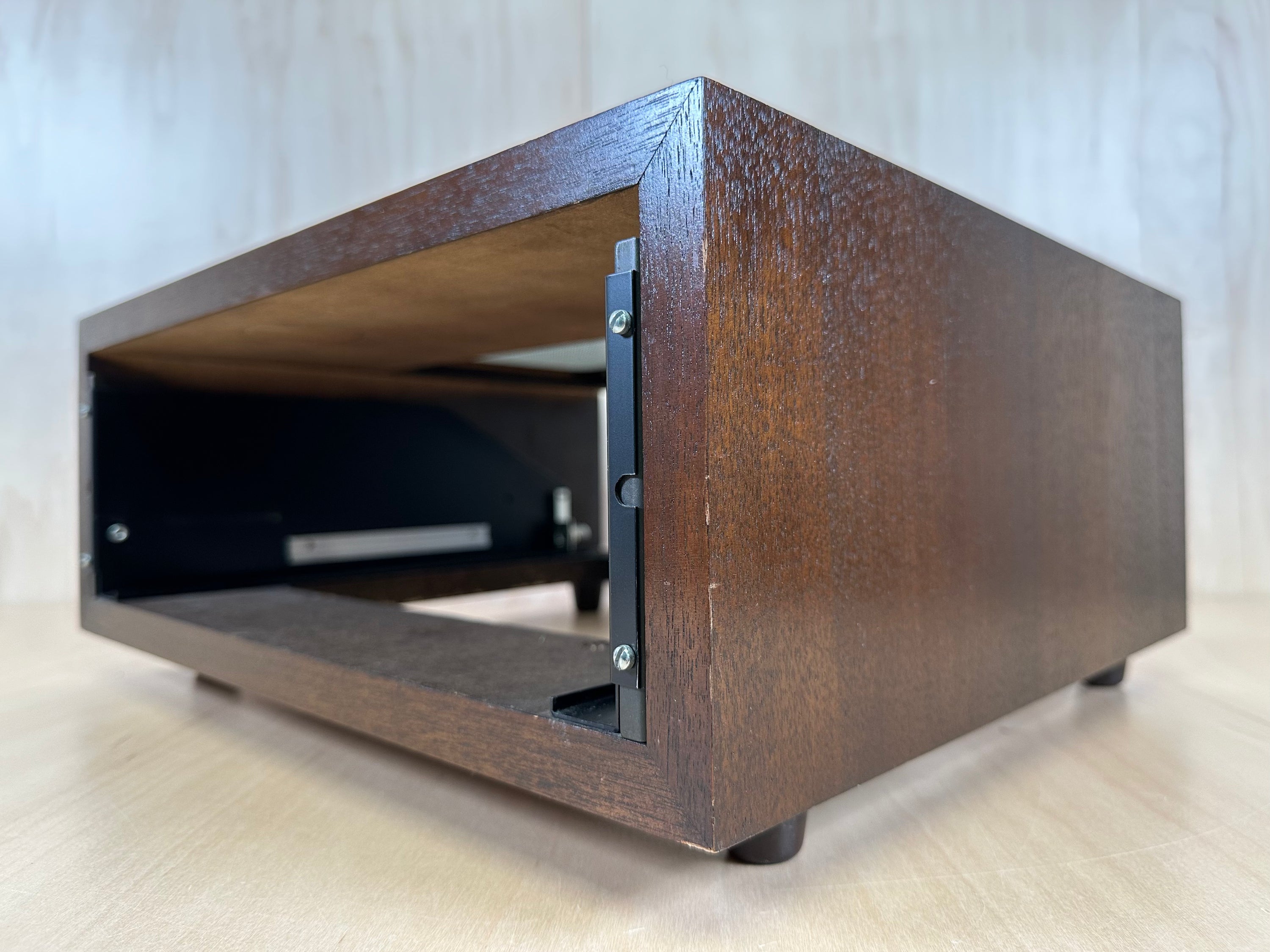 Mcintosh L52 Cabinet w/Panlocs Originally used with a  C28