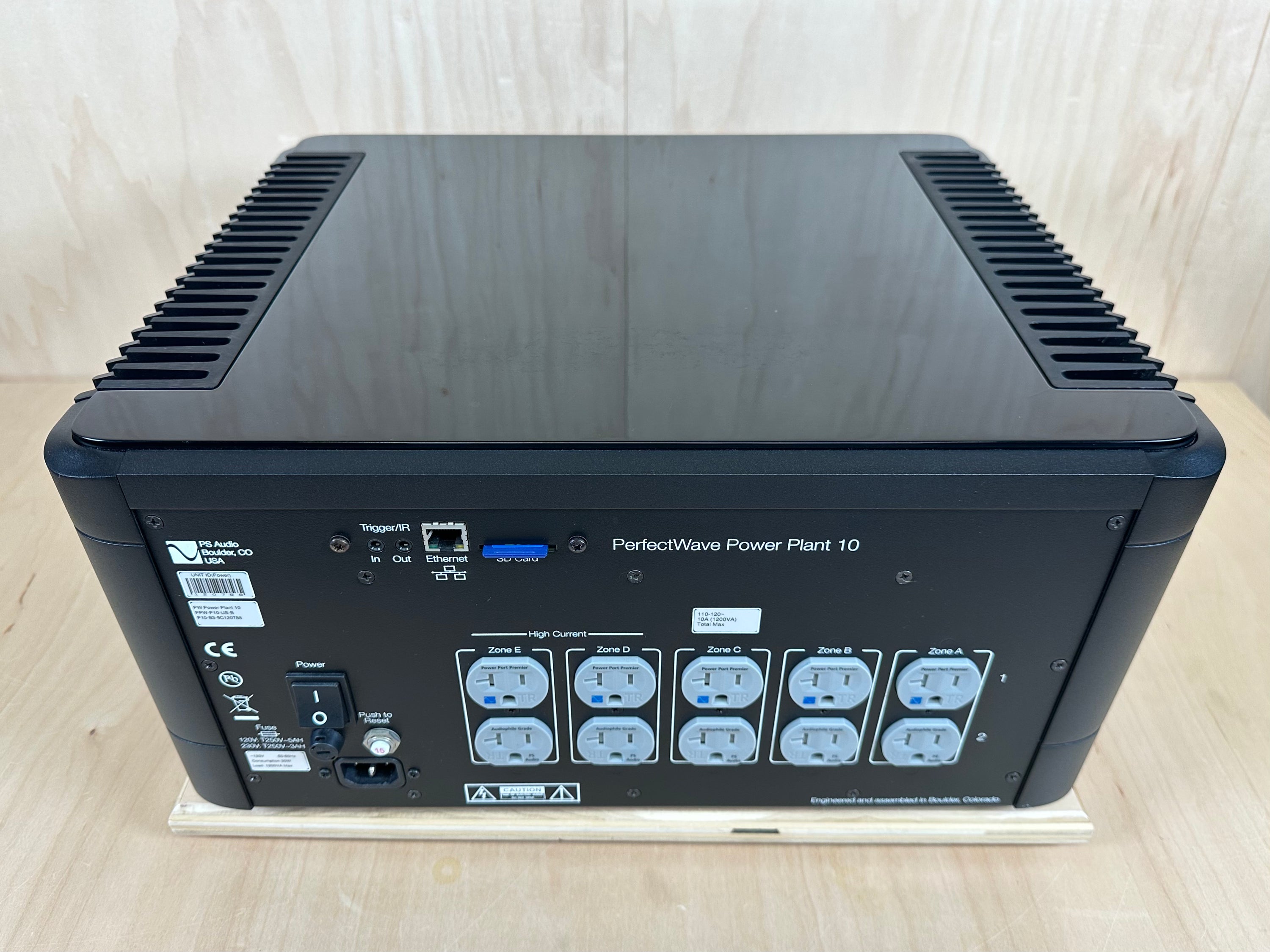 PS Audio PerfectWave Power Plant 10 w/Remote & 2M PW AC-12 Power Cable