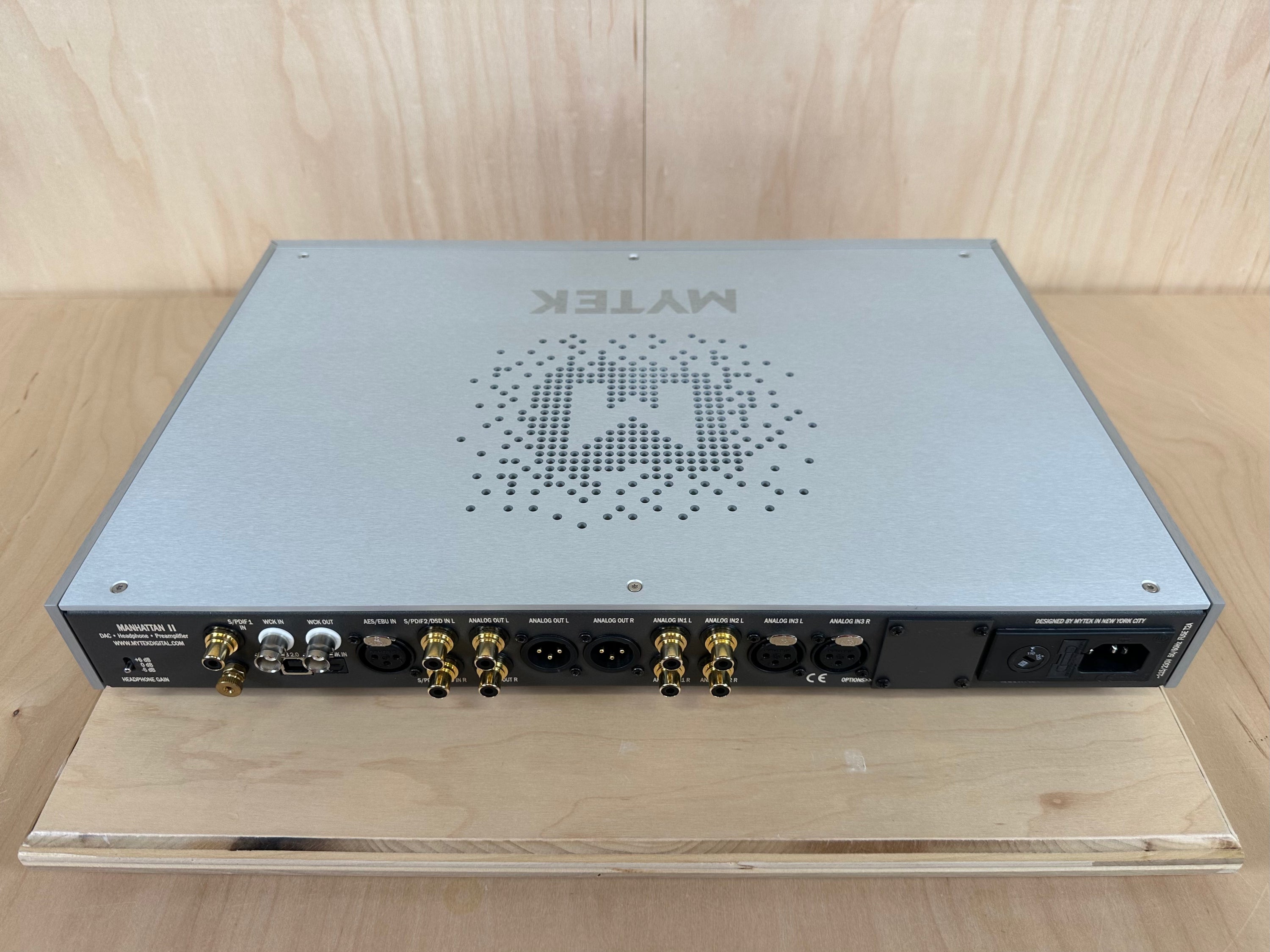 MYTEK Manhattan II DAC - Preamplifier - Headphone amp w/New LED Display