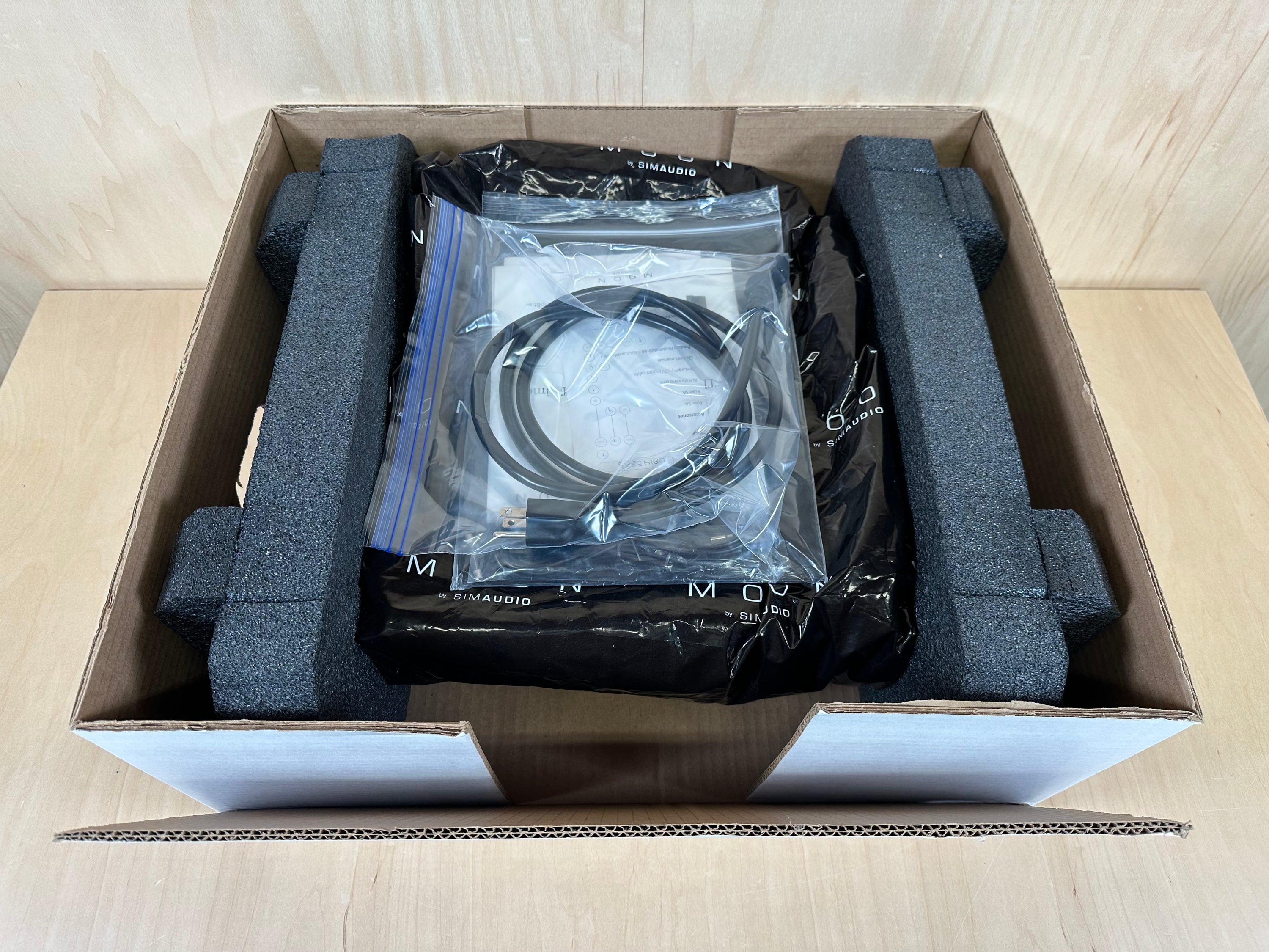 Simaudio Moon 330A Power Amplifier w/Original Box