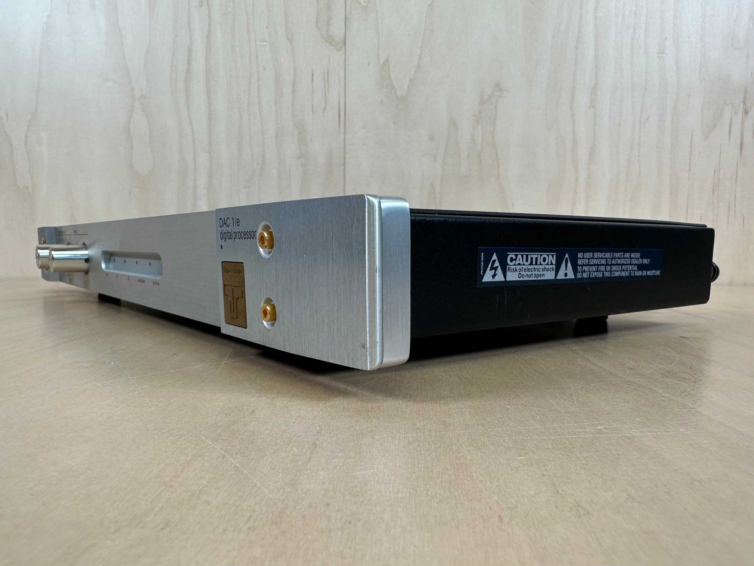Threshold DAC 1/e Digital Processor DAC Silver w/Power Supply