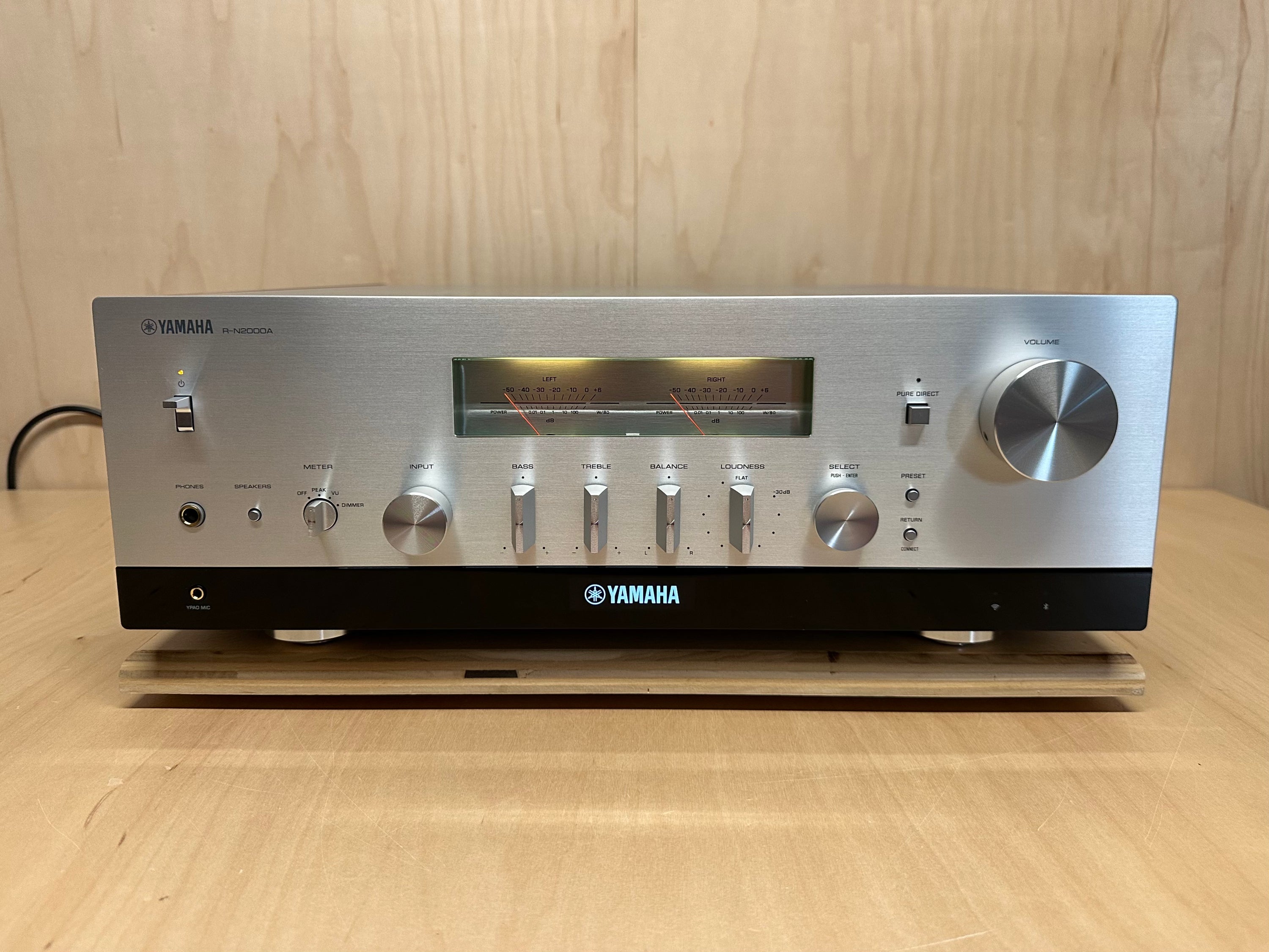 Yamaha R-N2000A Receiver
