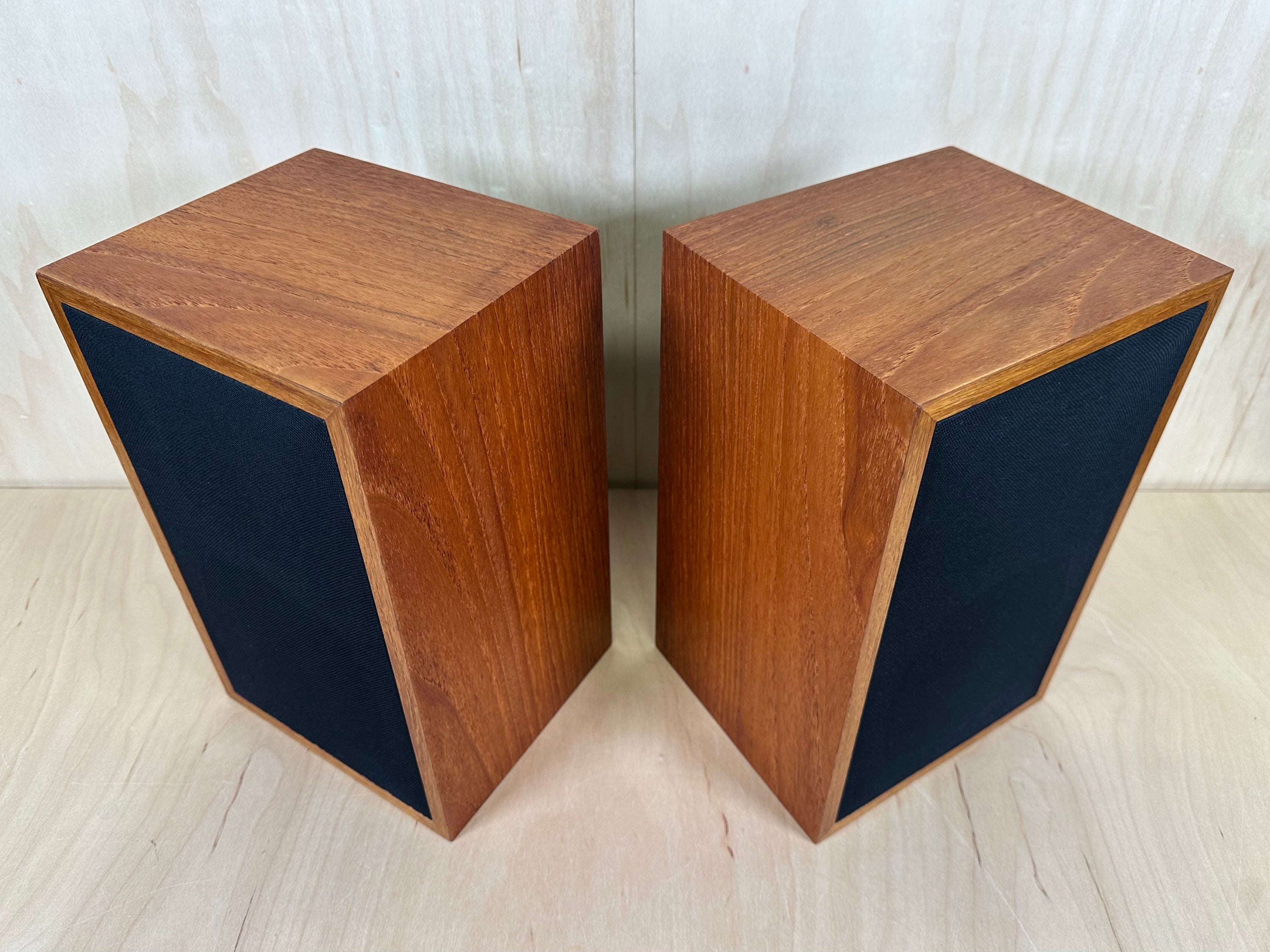 Linn Kan Speakers Bi-Wireable w/Consecutive Serial Numbers