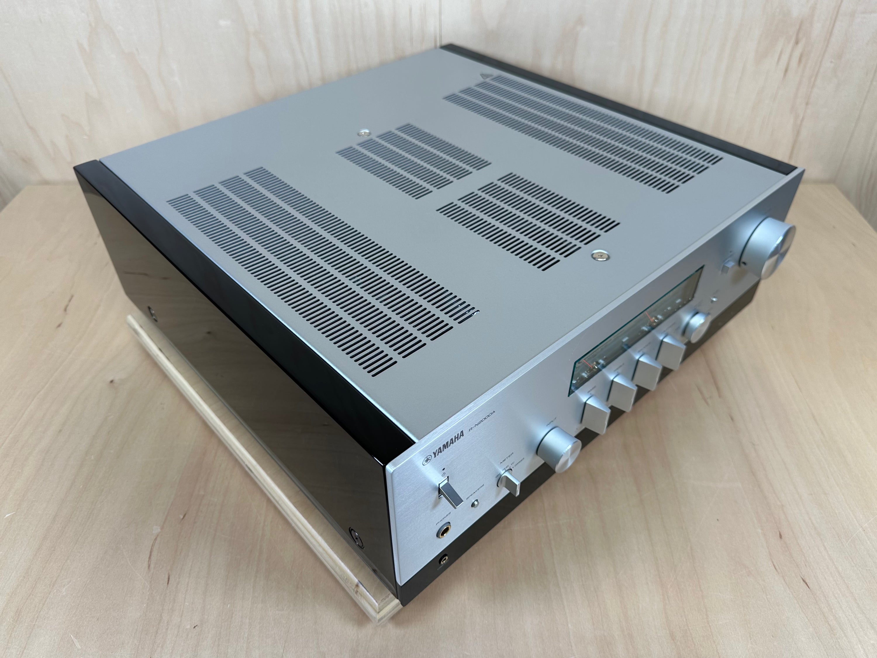 Yamaha R-N2000A Receiver