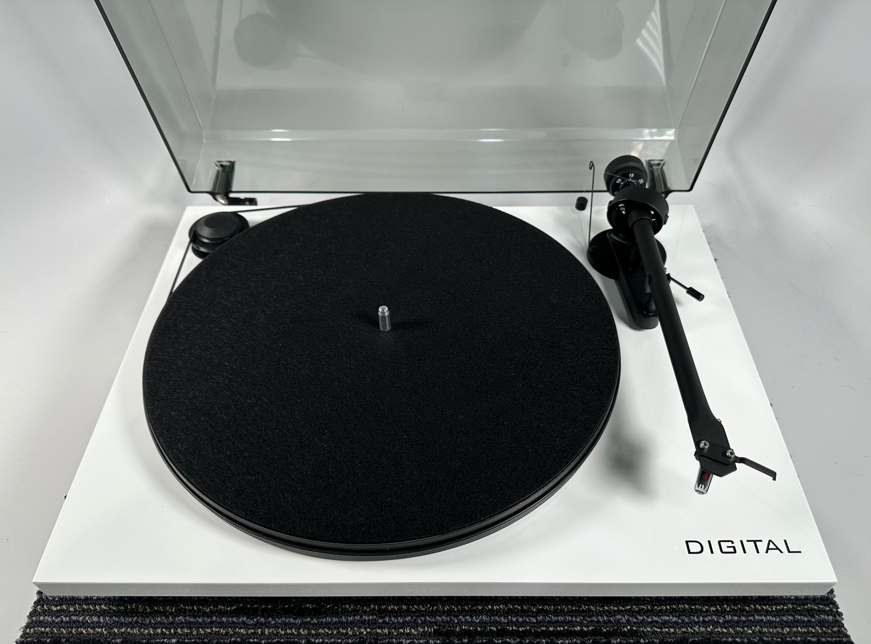 Project Essential II Digital Turntable Gloss White in Original Box