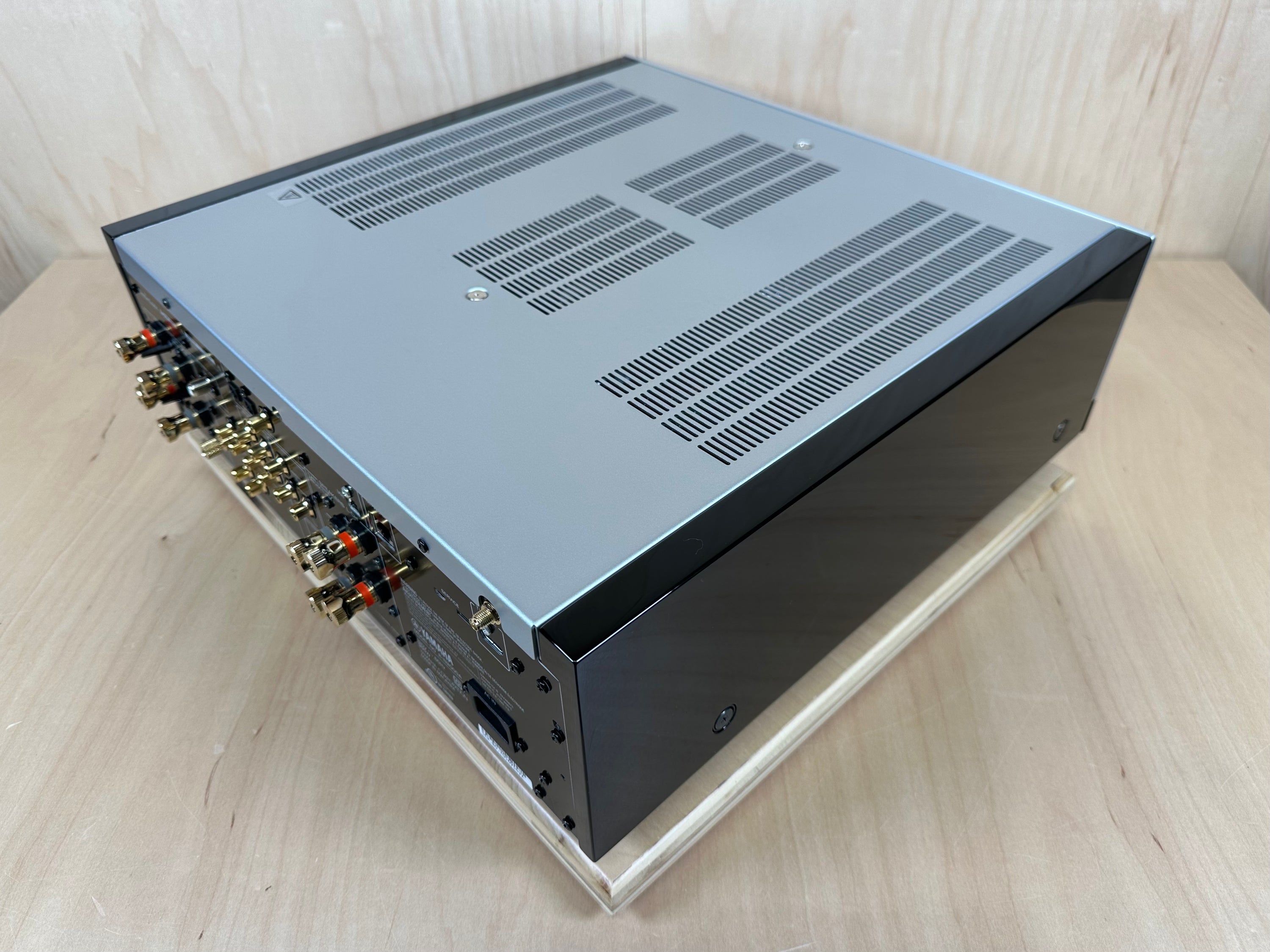 Yamaha R-N2000A Receiver