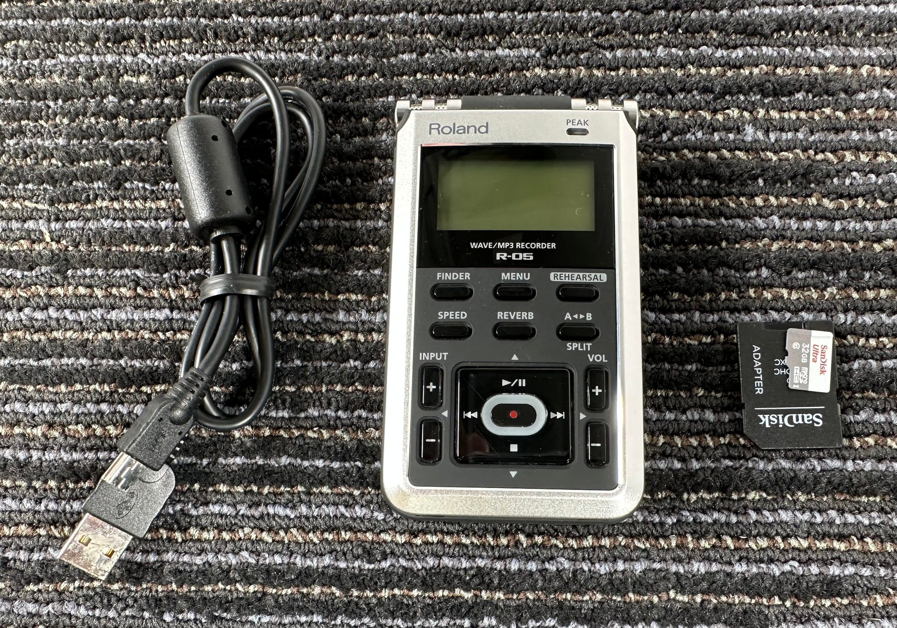 Roland R-05 Wave/MP3 Recorder w/Roland PSB6U-120 AC Adaptor Roland R-05 Wave/MP3 Recorder w/Roland PSB6U-120 AC Adaptor