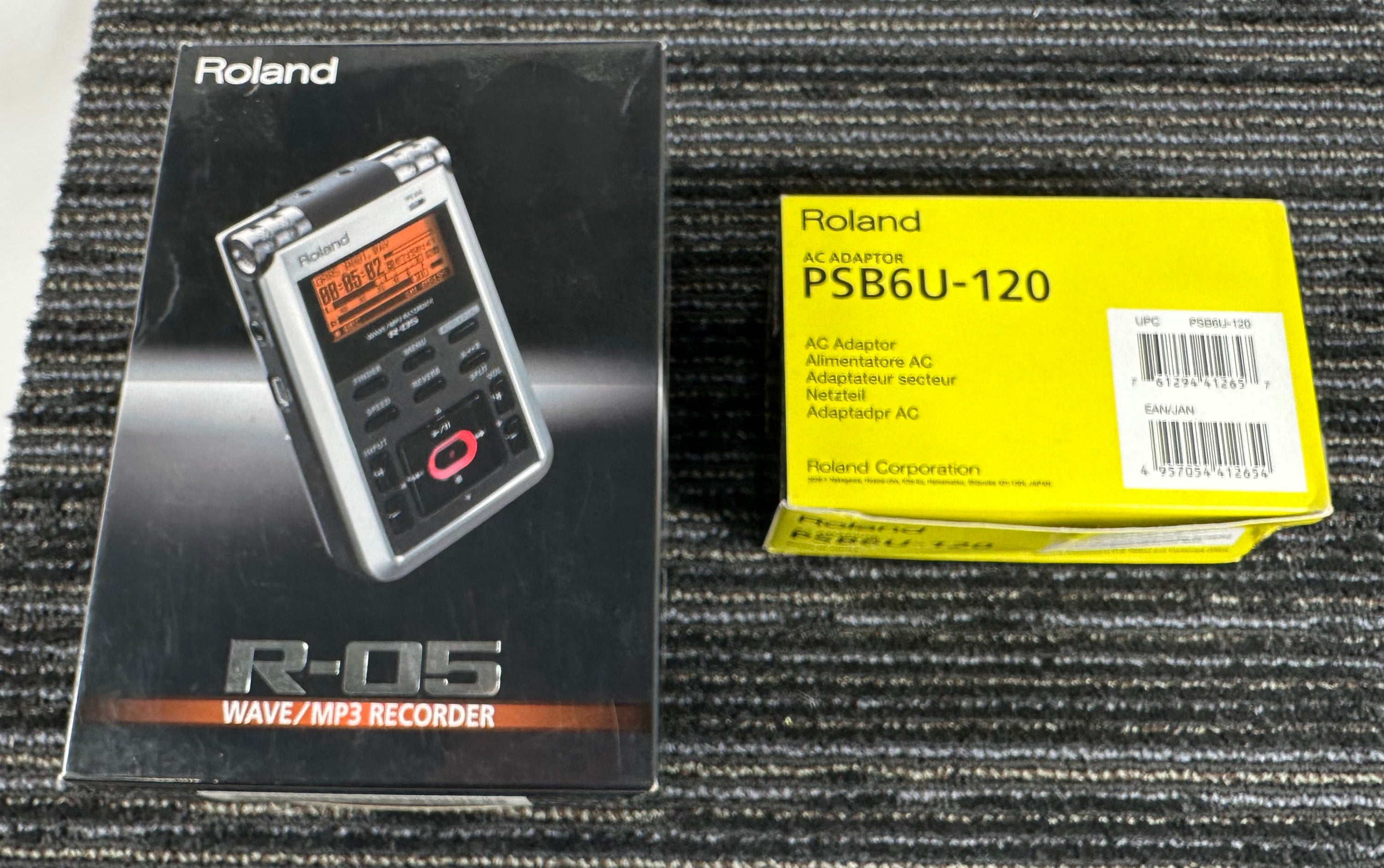 Roland R-05 Wave/MP3 Recorder w/Roland PSB6U-120 AC Adaptor