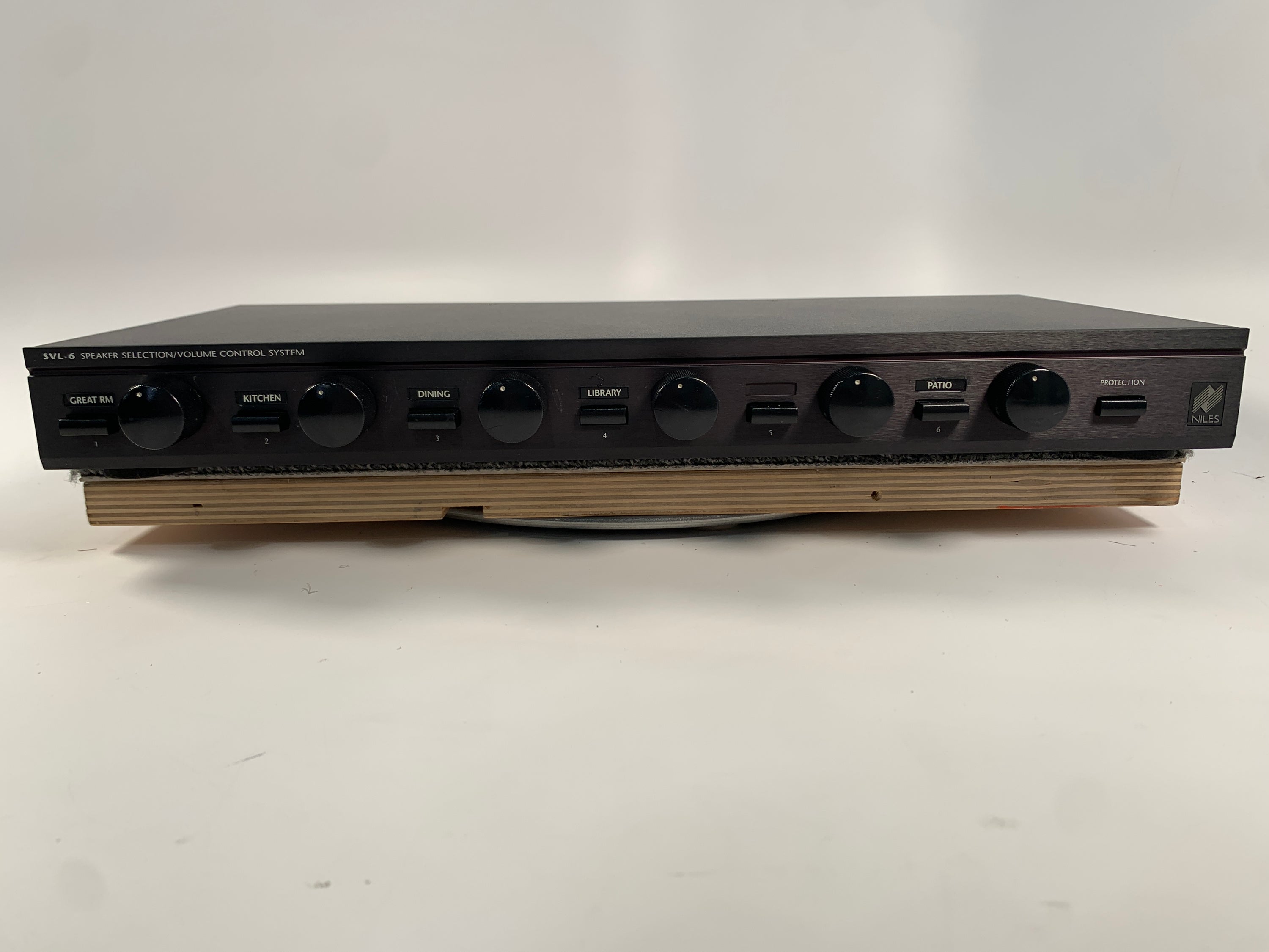 Niles Audio SVL-6 Speaker Selection/Volume Control System