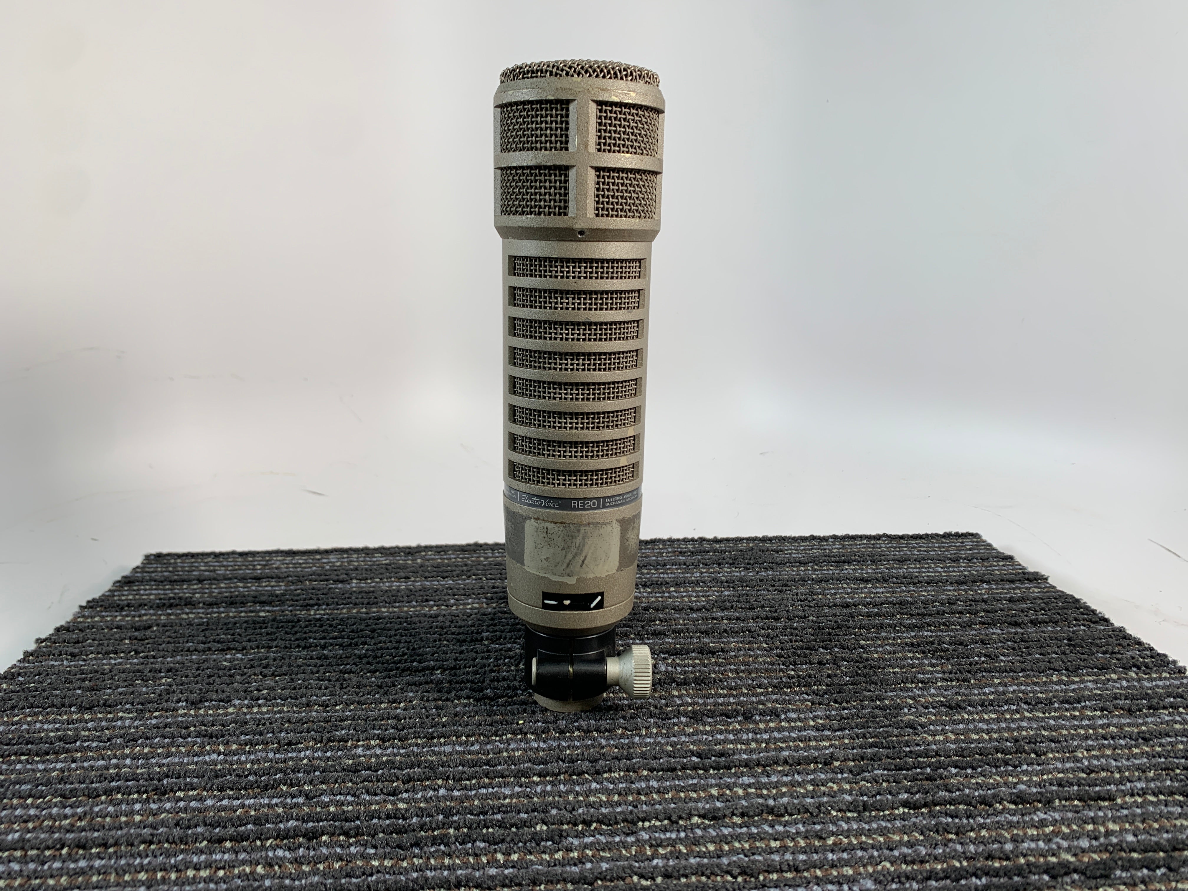 Electro-Voice Vintage RE20 Cardioid Dynamic Microphone – Record Electro-Voice Vintage RE20 Cardioid Dynamic Microphone – Record